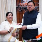 मुख्यमंत्री राहत कोष के लिए पर्वतारोही बछेंद्री पाल ने प्रदान किया 10 लाख का चेक