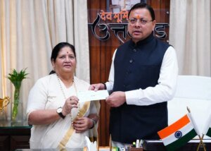 मुख्यमंत्री राहत कोष के लिए पर्वतारोही बछेंद्री पाल ने प्रदान किया 10 लाख का चेक